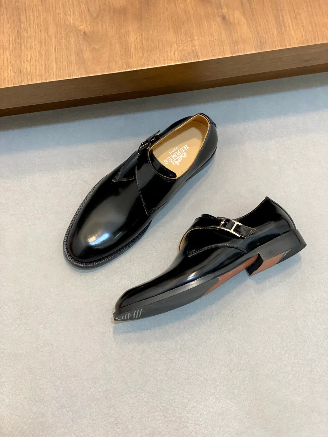 Men's shoes 💰780 HERMES/Hermès GAME slip-on loafers. These loafers are made of matte frosted calfskin. They are equipped with functional Kelly shoe buckles to easily create a fashionable urban style. They are equipped with genuine leather welts and lightweight grooved rubber foam outsole. They have genuine calfskin lining and silk-screen logo feet. They are slip-on design. They are novel and fashionable, with a handsome upper. Comes with a dust bag in the original box! Size: 39-40-41-42-43-44 standard leather shoe size (38/45 can be customized but does not support returns)